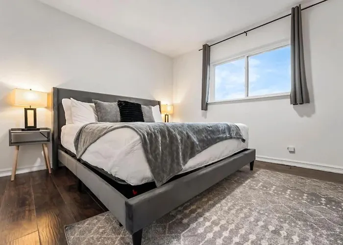 King Bed 7 Min To Hwy & Mall Holiday home
