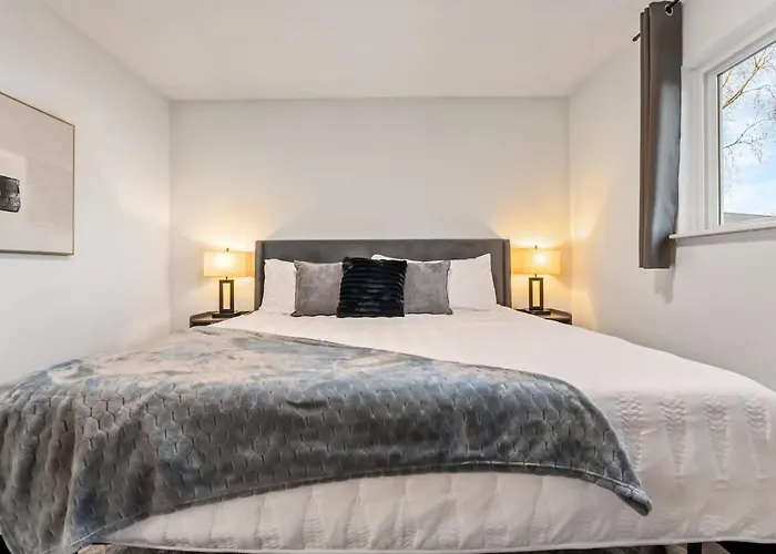 King Bed 7 Min To Hwy & Mall Holiday home Bolingbrook